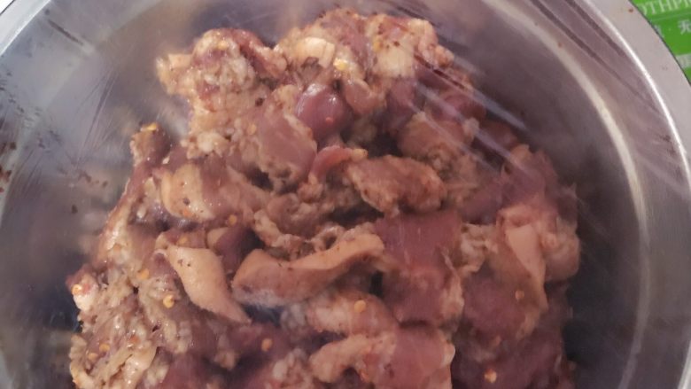 牙签五花肉,三.拌匀后用保鲜膜密封腌制半小时到一小时