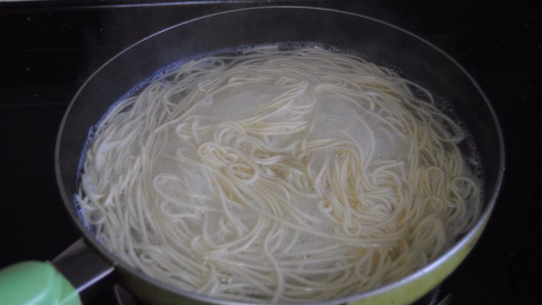 花生酱葱油拌面,放入湿面,用筷子打散煮至可以用筷子夹断