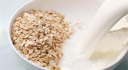 牛奶鸡蛋麦片,蛋液准备好后将麦片加入牛奶，稍作搅拌