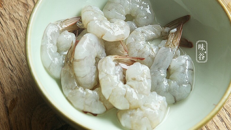 虾仁蒸蛋,剥去虾壳,留下虾尾;