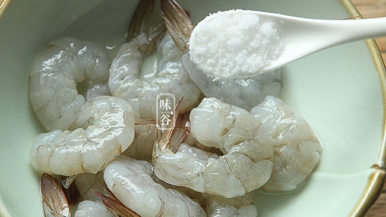 虾仁蒸蛋,放入盐;