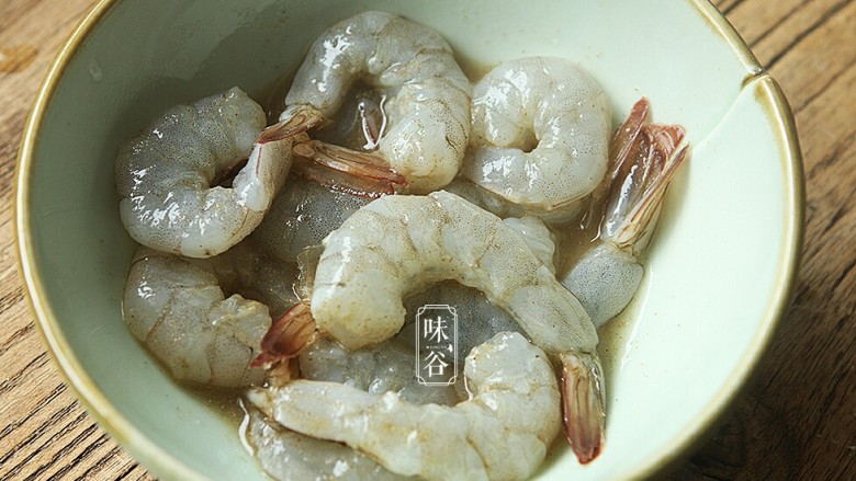虾仁蒸蛋,倒入少许<a style='color:red;display:inline-block;' href='/shicai/ 718'>料酒</a>,搅拌2腌制20分钟;