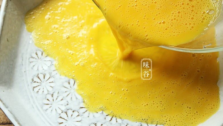 虾仁蒸蛋,倒入盘内;