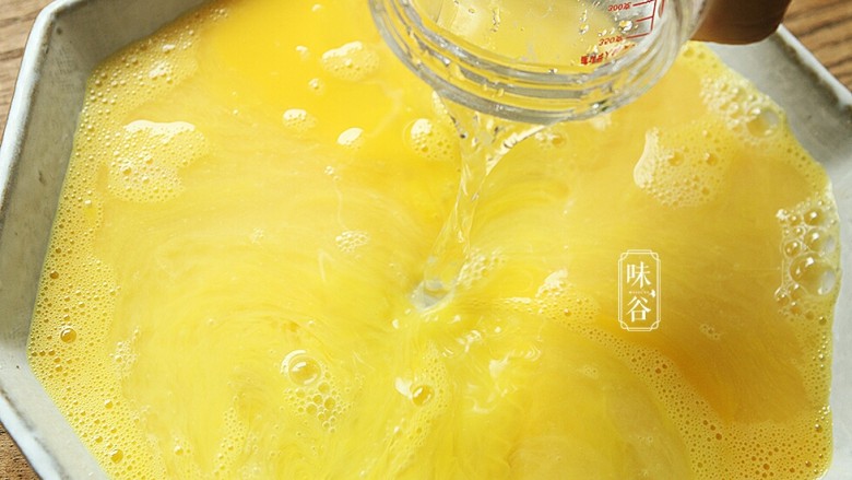 虾仁蒸蛋,加入400ml的水;