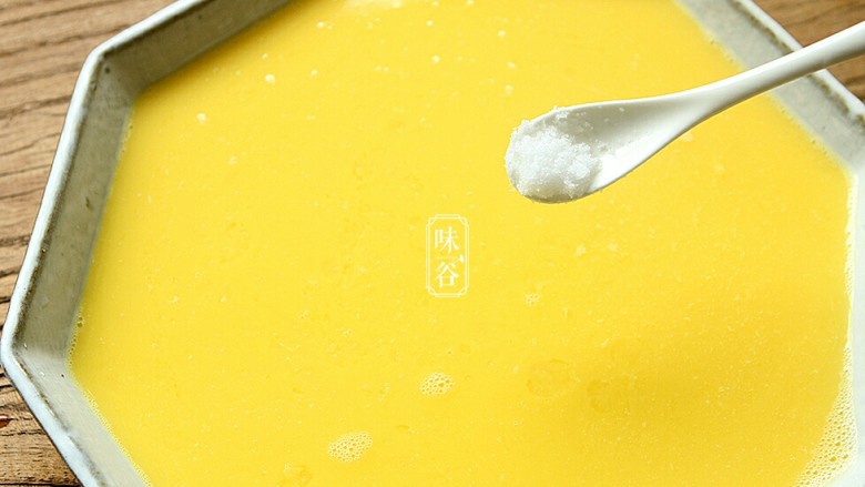 虾仁蒸蛋,
放入盐,搅拌一下。