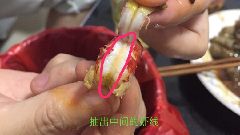 吮指蒜蓉小龙虾,方法2,直接把壳剥干净,肉肉上面一开,线用手或牙签拿掉就行