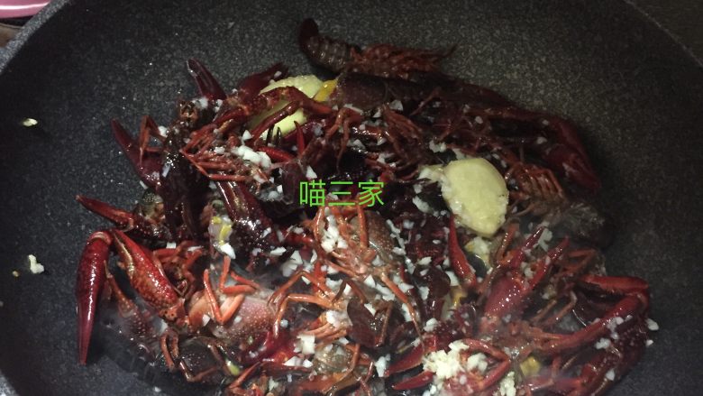 吮指蒜蓉小龙虾,先留一勺蒜末最后用,热油锅,7成热下姜还有蒜末炒出香味,然后下小龙虾,翻炒轻微变色