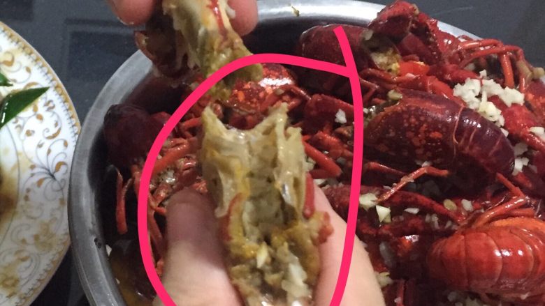 吮指蒜蓉小龙虾,这个上面的粘的黄可以吃掉,然后就可以丢了,虾的呼吸器,不能吃!