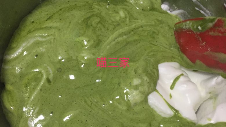 详细版抹茶蛋糕卷,将蛋白取1/3到蛋黄抹茶糊翻拌均匀,注意别翻太久,容易消泡