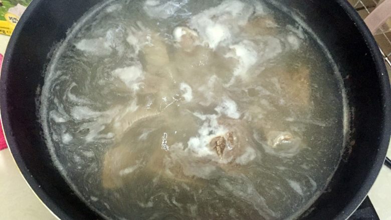 麻辣牛肉干,水开后可以撇去浮沫