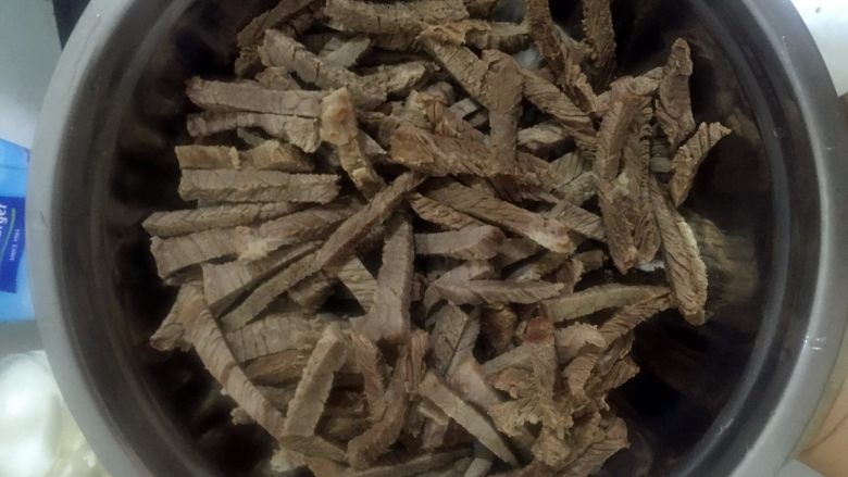 麻辣牛肉干,牛肉沥干水分后,切成条状,再沥干水分备用。