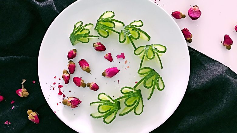 喜欢吃黄瓜的人注意了，这种做法让您吃得与众不同,摆盘，淋上喜欢吃的酱料。