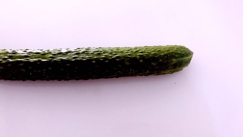 喜欢吃黄瓜的人注意了，这种做法让您吃得与众不同,将<a style='color:red;display:inline-block;' href='/shicai/ 54'>黄瓜</a>去掉头尾。