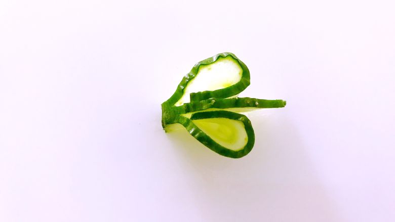 喜欢吃黄瓜的人注意了，这种做法让您吃得与众不同,第三片卷曲起来。
