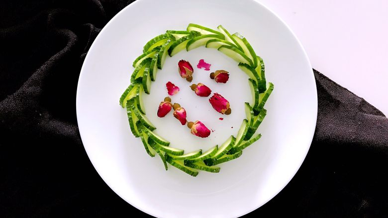 喜欢吃黄瓜的人注意了，这种做法让您吃得与众不同,摆圆形，淋上喜欢吃的酱料。