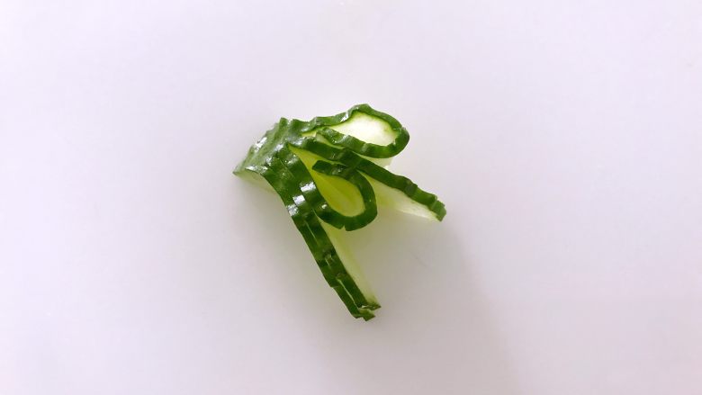 喜欢吃黄瓜的人注意了，这种做法让您吃得与众不同,第三片卷曲起来。