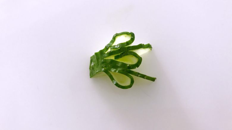 喜欢吃黄瓜的人注意了，这种做法让您吃得与众不同,第五片卷曲起来。
