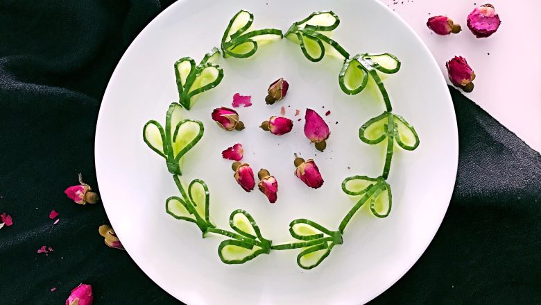 喜欢吃黄瓜的人注意了，这种做法让您吃得与众不同,摆成圆，淋上喜欢吃的酱料。