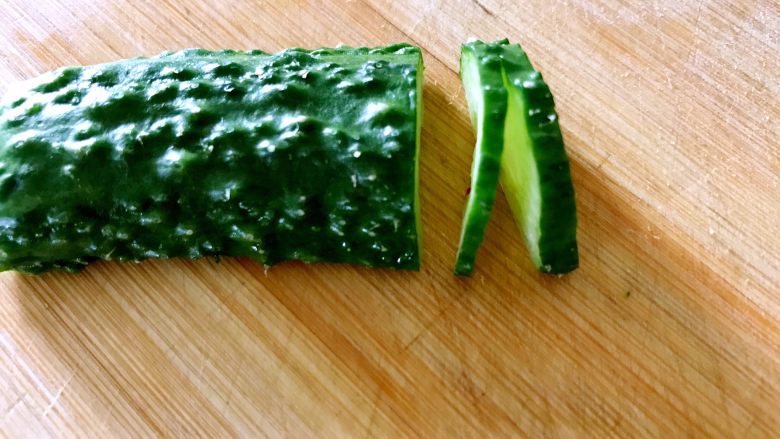 喜欢吃黄瓜的人注意了，这种做法让您吃得与众不同,均匀的切二片，第二刀切断。