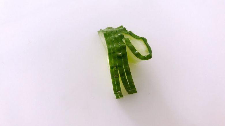 喜欢吃黄瓜的人注意了，这种做法让您吃得与众不同,第一片卷曲起来。