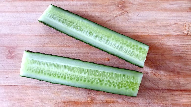 喜欢吃黄瓜的人注意了，这种做法让您吃得与众不同,从中间切开。