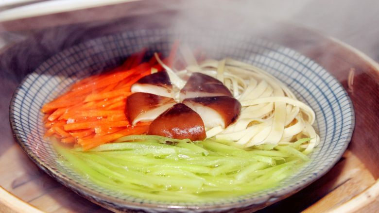 宝宝辅食:蒸素三丝-24M+,取出,莴笋的清香,胡萝卜的清甜,肉汤配上蔬菜汁,每次一出锅就是连汤都不剩了哈。