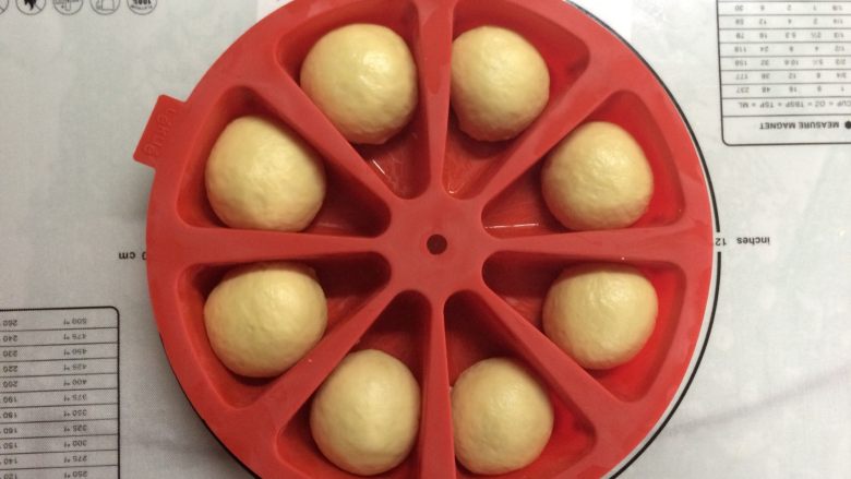 红薯酥皮小面包,直接滚圆后放入合适的模具内。放入烤箱进行二发。时间约30分钟。