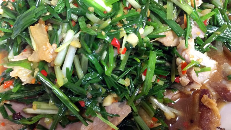 茭头·一菜三吃,第一盘完成:茭头叶炒肉