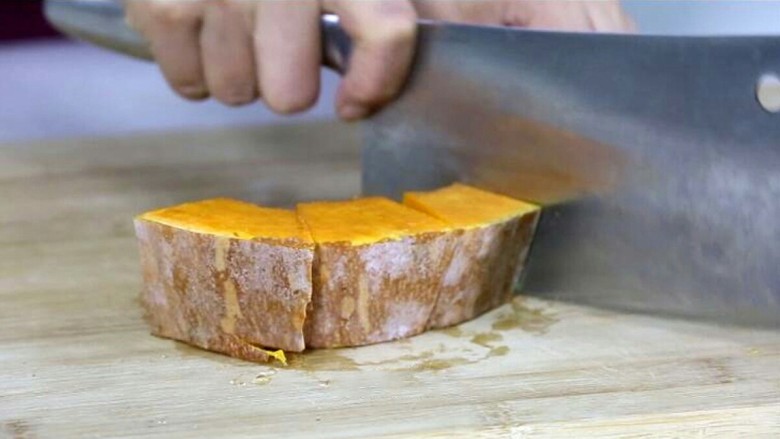 山药南瓜牛奶蜜,<a style='color:red;display:inline-block;' href='/shicai/ 53'>南瓜</a>洗净切块。