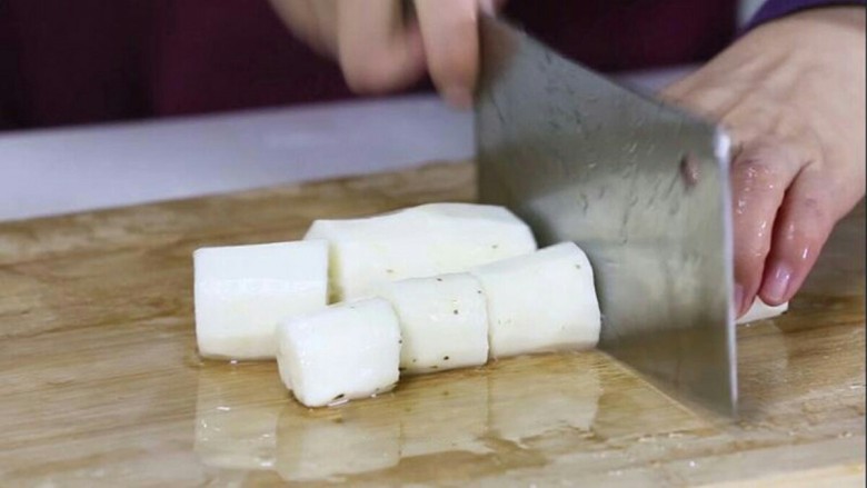 山药南瓜牛奶蜜,<a style='color:red;display:inline-block;' href='/shicai/ 28'>山药</a>削皮切段。