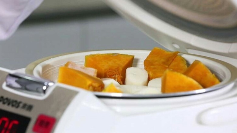 山药南瓜牛奶蜜,将山药南瓜放电饭锅中蒸熟。