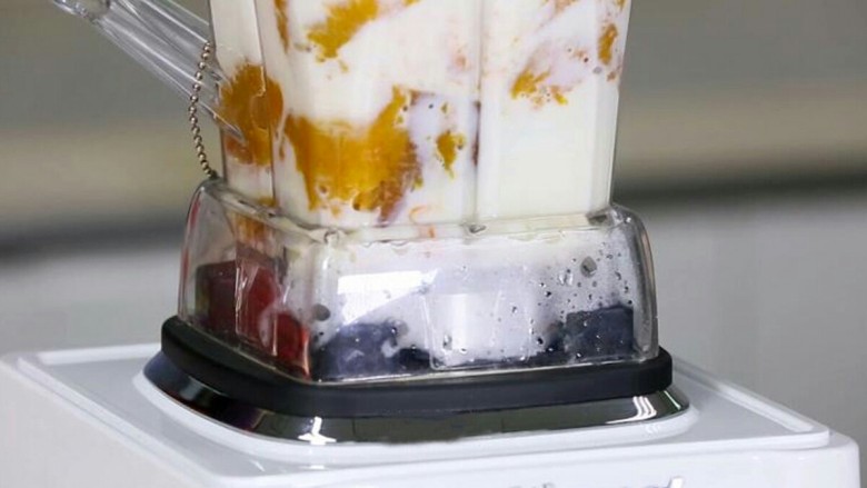 山药南瓜牛奶蜜,将准备好的食材放到惠尔宝破壁料理机容杯中，加入<a style='color:red;display:inline-block;' href='/shicai/ 219'>牛奶</a>和适量的<a style='color:red;display:inline-block;' href='/shicai/ 865'>蜂蜜</a>。