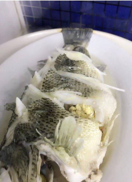 清蒸鲈鱼,锅中水烧热，放上装鱼的盘子，大火加盖蒸7分钟。