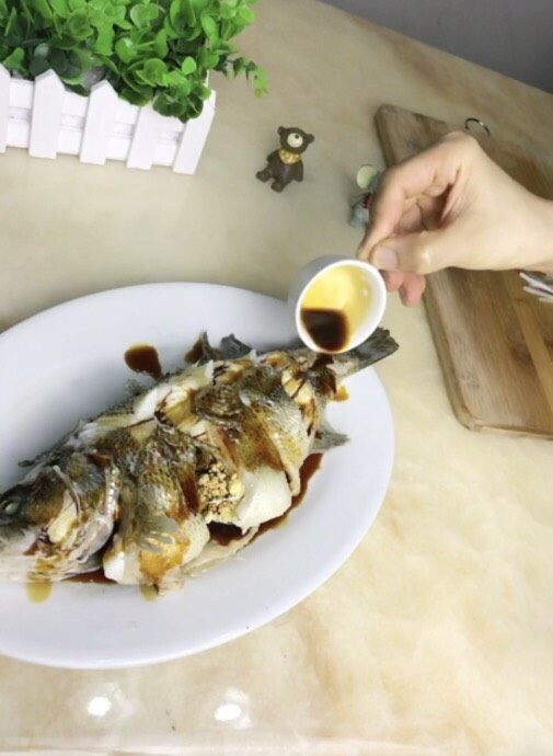 清蒸鲈鱼,倒掉蒸鱼的汤汁，扔掉姜片和葱白。淋上<a style='color:red;display:inline-block;' href='/shicai/ 864'>蒸鱼豉油</a>。