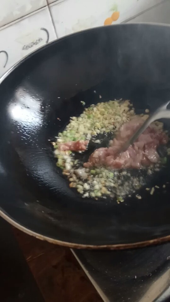 瘦肉闷豆腐,将<a style='color:red;display:inline-block;' href='/shicai/ 429'>瘦肉</a>放进去炒,炒到肉色变得有点金色