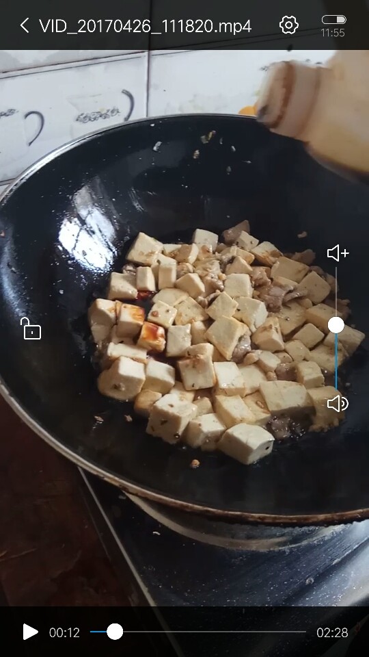瘦肉闷豆腐,然后加点<a style='color:red;display:inline-block;' href='/shicai/ 692'>酱油</a>,拨两下