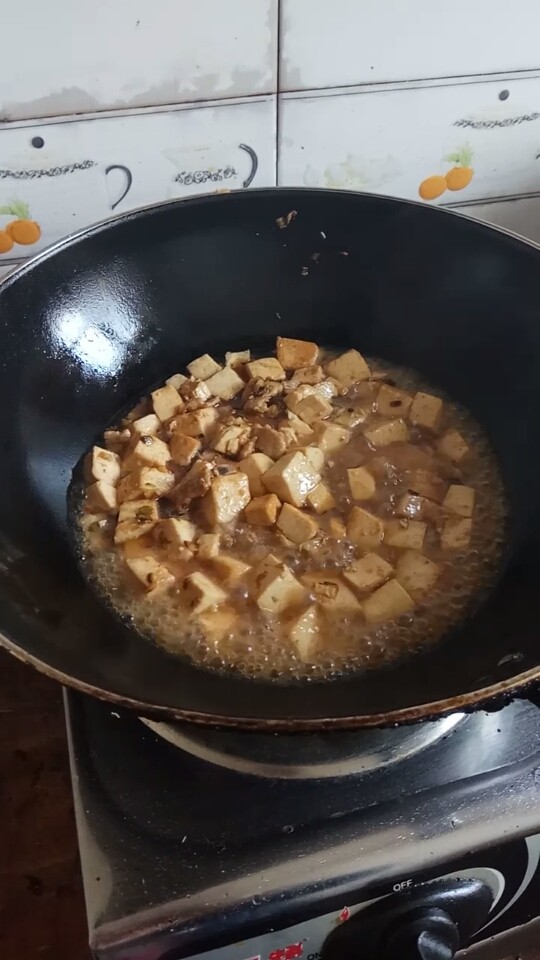 瘦肉闷豆腐,加点水，中火烧十分钟