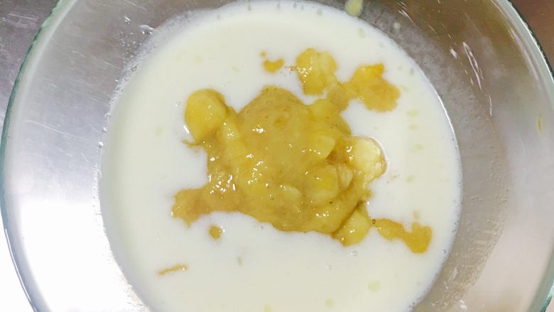香蕉椰蓉蛋糕,香蕉倒入玉米油糊中搅拌均匀,再将混合好的香蕉糊倒入打发好的鸡蛋糊中拌匀