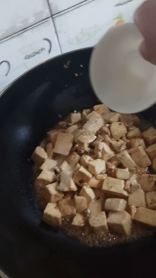瘦肉闷豆腐,拿小碗装三分之一水,放两勺淀粉搅拌,倒下去