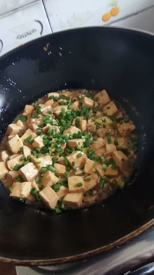 瘦肉闷豆腐,十秒将葱花撒进去,就可乘到碗里了。