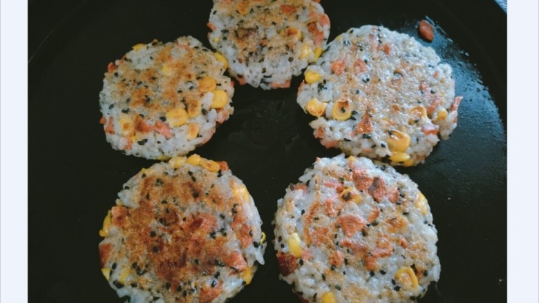 玉米火腿米饭饼,电饼铛或平底锅烧热,抹少许油,将米饭饼煎至两面金黄色即可出锅。