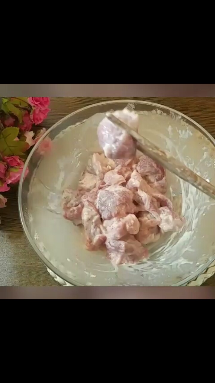 糖醋肉,腌制10分钟后挑出姜丝 加红薯淀粉拌成糊状