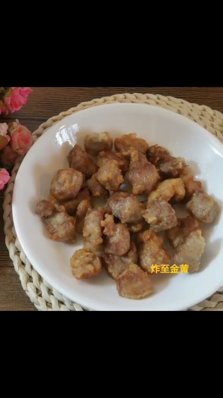 糖醋肉,就像这样 炸至金黄即可😍