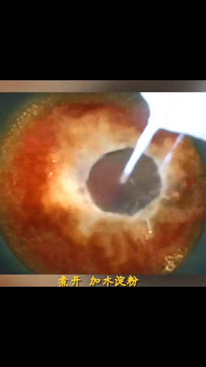 糖醋肉,等加的水都开了 就倒入水淀粉 轻轻搅拌均匀