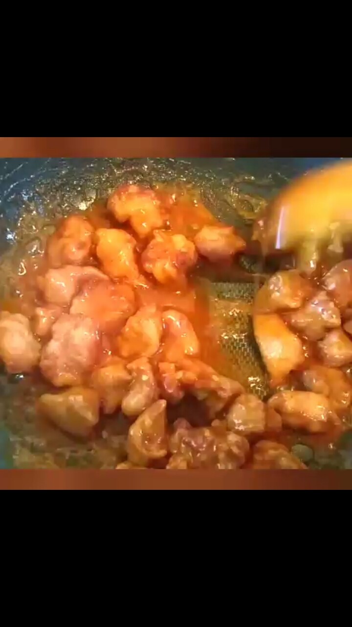 糖醋肉,待番茄酱汁 微微浓厚时 加入炸好的梅花肉块