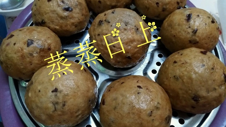 健康的红枣馒头,十五分钟出锅就是这个样子。很浓的枣香味道，吃起来也很甜。比起蛋糕店做的放些香精的要健康很多。很成功！