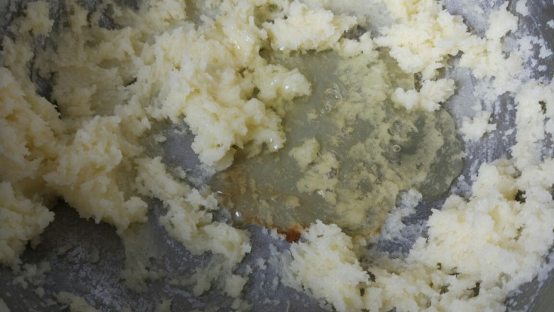 抹茶迷你甜甜圈,分次加入蛋白打发,手动、电动都可以,记得低速就好