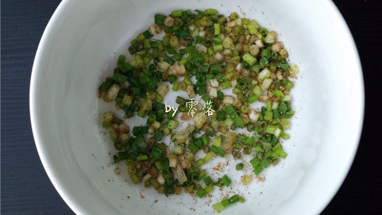 快手葱油饼,葱花里调入适量盐、<a style='color:red;display:inline-block;' href='/shicai/ 12043'>花椒粉</a>,搅拌均匀;