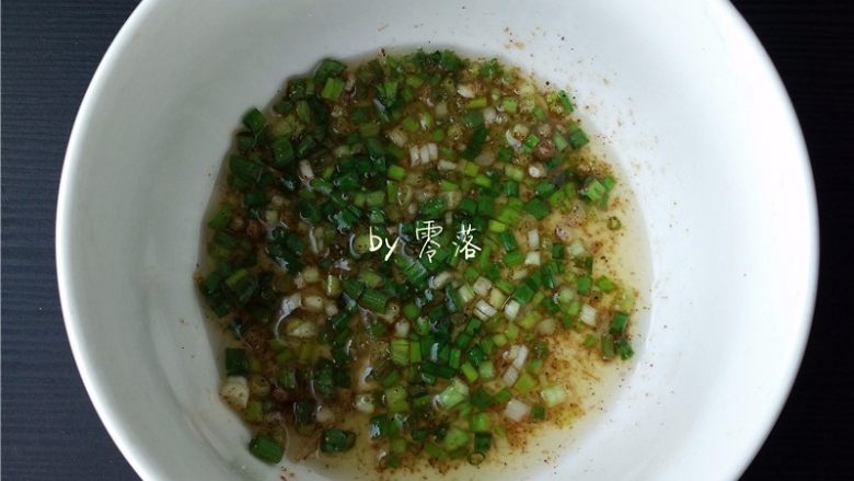 快手葱油饼,烧一锅热油，倒入葱花调料里，再次搅拌均匀；