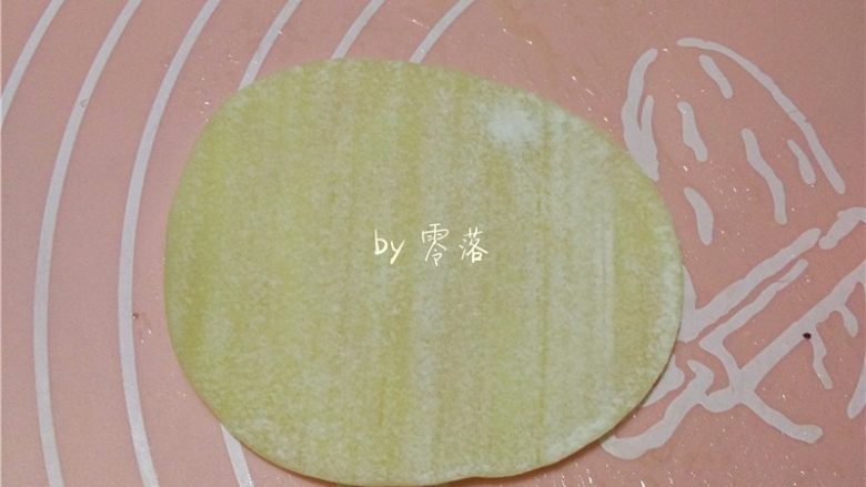快手葱油饼,放上饺子皮;